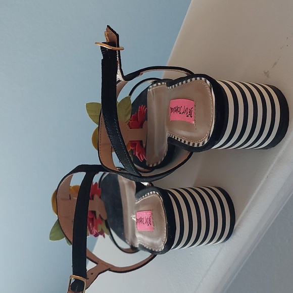 Betsey Johnson sandals - Picture 2 of 4